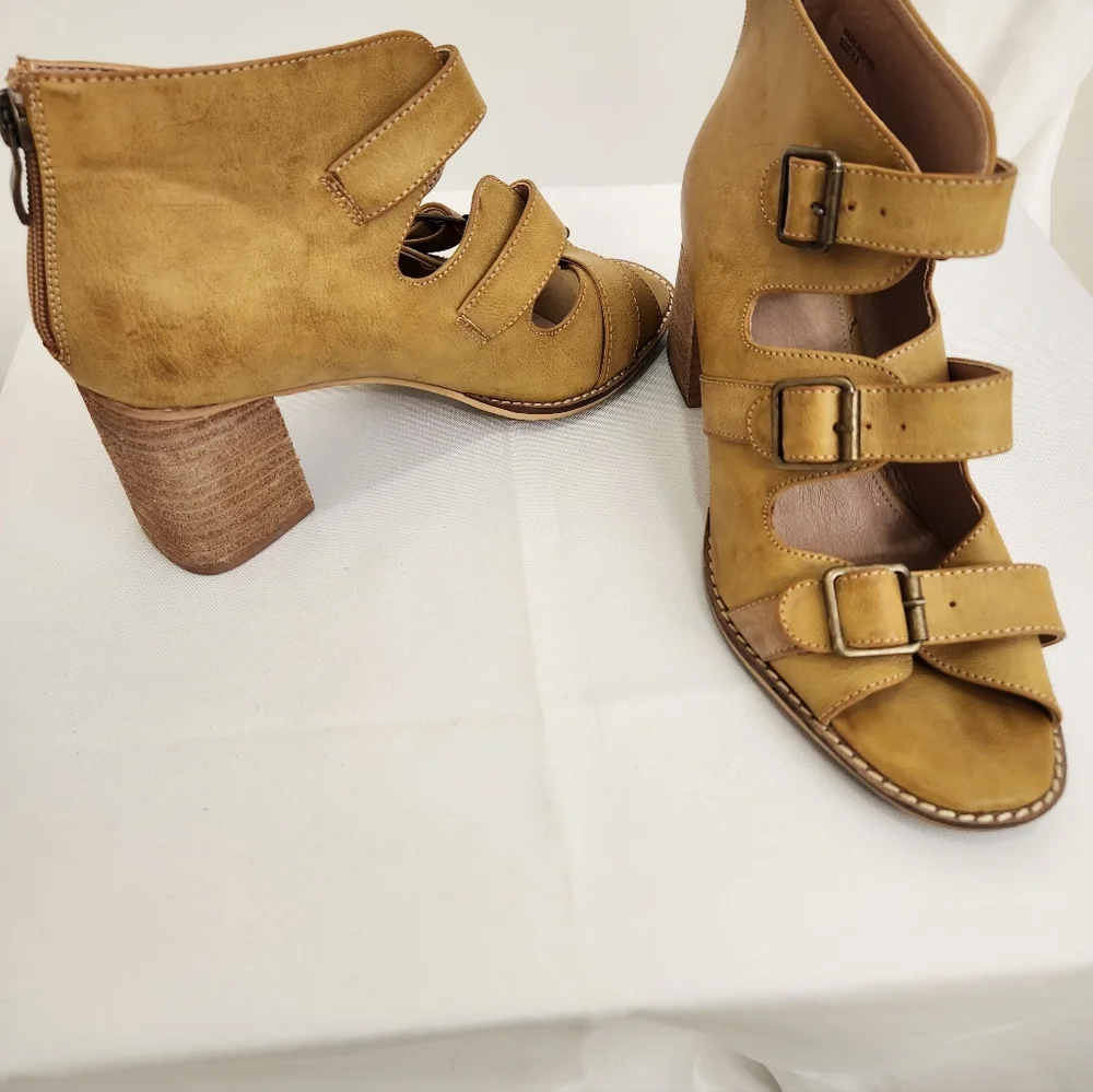 Beast Fashion Mustard Cutout Buckle Block Heel Sandals – Size 8.5 - Picture 4 of 10